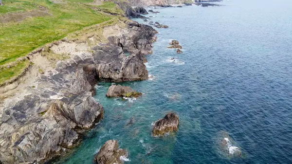 Vackert Havsvatten Nära Branta Kustklippor Irlands Natur Farliga Rev Och — Stockfoto