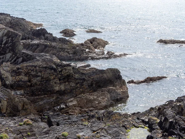 Sahilde Açıkta Duran Kayalar Güneşli Havada Deniz Kenarındaki Kayalar Suyun — Stok fotoğraf