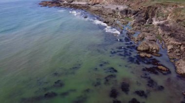 Kıyıdaki kayalar, deniz manzarası. Deniz manzarası, Atlantik Okyanusu. Deniz suyu drone videosu.
