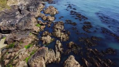 Kıyıdaki kayalar, deniz manzarası. Deniz manzarası, Atlantik Okyanusu. Deniz suyu drone videosu.