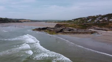 County Cork, İrlanda, Temmuz 2022. Inchydoney ya da Inchydoney Adası, Batı Cork açıklarında küçük bir adadır. Mavi Bayrak plajı var. Burası turistik bir yer, Bakire Meryem burnu..