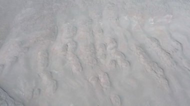 İrlanda kıyısındaki kumlu ovalar, üst manzara. Peyzaj, drone videosu.