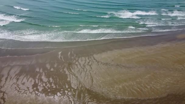 Песок Пляже Приливные Волны Вид Сверху Песчаный Пляж Белая Пена — стоковое видео