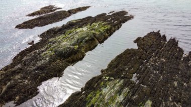 Bir okyanus resifi. Denizde büyük kayalar, üst manzara. Kuzey Atlantik Okyanusu 'ndaki deniz kayaları. Drone bakış açısı.