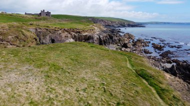 İrlanda adasının kayalık kıyıları. Kelt Denizi 'nde kayalık bir resif. Kuzey Avrupa 'nın güzel kıyı şeridi. Güney İrlanda 'nın Doğası.