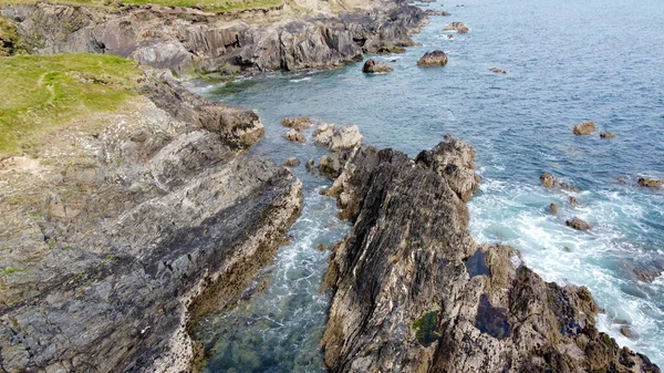 美しい崖だ 波の上に白い泡 海の中の岩 — ストック写真