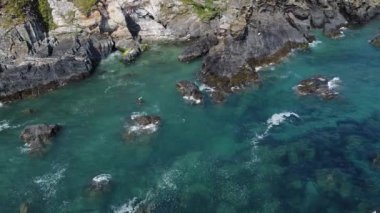 İrlanda 'nın güneyindeki kayalık kıyılardan güzel deniz dalgaları yükseliyor. Resimli deniz manzarası. Kelt Denizi kıyısında.