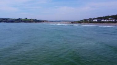 İrlanda kıyısı yakınlarındaki Atlantik Okyanusu 'nun suyu, insansız hava aracı videosu. Güzel deniz manzarası. Dalgalanan su yüzeyinin üst görüntüsü. Deniz Burnu.