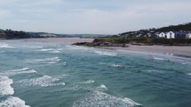 County Cork, İrlanda, Temmuz 2022. Deniz dalgaları İrlanda kıyıları üzerinde yuvarlanıyor, deniz manzarası. Atlantik Okyanusu 'nun yüzeyinde beyaz köpük, üst manzara. Kumsal, İHA videosu.