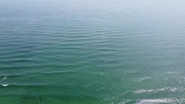 Atlantik Okyanusu 'nun su yüzeyi, üst manzara. Deniz manzarası, İHA videosu. Güzel mavi dalgalar.
