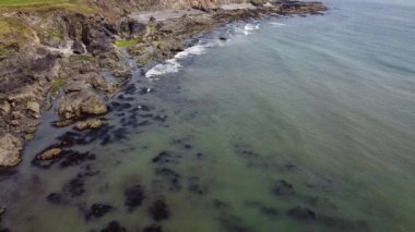 Denizde kayalar, kıyı manzarası. Deniz manzarası, Atlantik Okyanusu. Deniz suyu drone videosu.