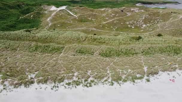 Bovenaanzicht Zandduinen Begroeid Met Marramgras Heuvelachtige Kust Van Zuid Ierland — Stockvideo