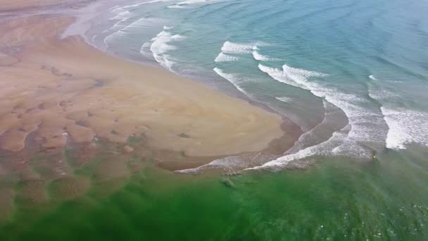 一个有湿沙和美丽潮汐波的海滩 浪涌上白色的浪花 海景顶部视图 无人驾驶视频 在大西洋海面上的波浪 — 图库视频影像