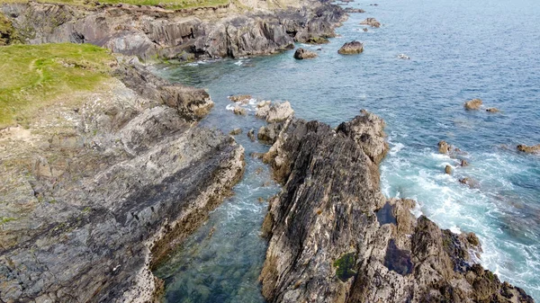 大西洋の美しい海岸の崖 海の波に白い泡 海の波の間の岩 空中写真 — ストック写真