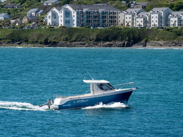 爱尔兰科克郡 2022年5月28日 春天的晴天 一艘蓝色和白色的汽船在蓝色的海面上航行 白色和蓝色的船 — 图库照片