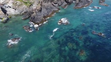 Deniz kıyısındaki güzel kayalar. Güneşli bir günde deniz manzarası. İrlanda 'nın resimli kıyıları.