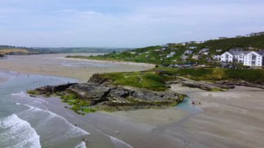 County Cork, İrlanda, Temmuz 2022. Inchydoney Adası, Batı Cork açıklarında küçük bir adadır. Mavi Bayrak plajı var. Burası turistik bir yer, Bakire Meryem burnu..