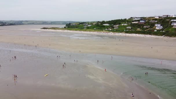 多くの人々は 有名なインチドニーのビーチで余暇を過ごします トップビュー 夏の美しいアイルランドの海岸 ドローンビデオ 海と巨大な砂浜 — ストック動画