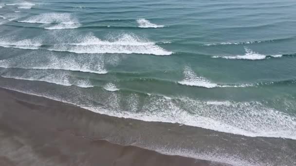 Sabbia Sulla Spiaggia Onde Marea Spiaggia Sabbiosa Schiuma Bianca Sulla — Video Stock