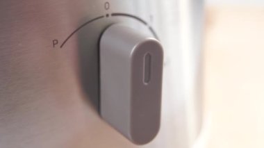 Ev aletini çalıştırmak için plastik bir mutfak blendırını elle çalıştırmak. Ev hayatı kavramı