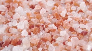 Doğal kaba Himalaya tuz kristalleri. Makro. Döndürme