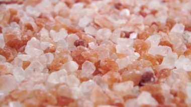 Himalaya kaya tuzu. Turuncu pembe kristaller. Makro. Dolly vurdu.