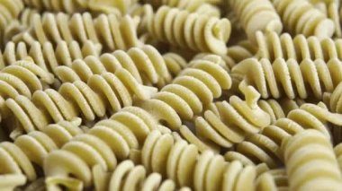 Yeşil sebze çiğ İtalyan fusilli bezelye makarnası. Makro. Döndürme. Glütensiz konsept