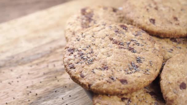 Polvilhe Biscoitos Chocolate Aveia Com Sementes Papoula Câmera Lenta Fundo — Vídeo de Stock