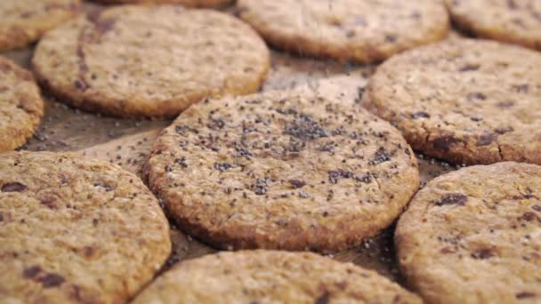 Galletas Avena Espolvoreadas Con Semillas Amapola Seca Cámara Lenta Sobre — Vídeos de Stock