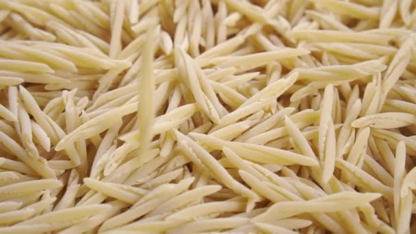 Caída Pasta Trofie Italiana Cruda Cámara Lenta Cerca Girando Comida — Vídeo de stock