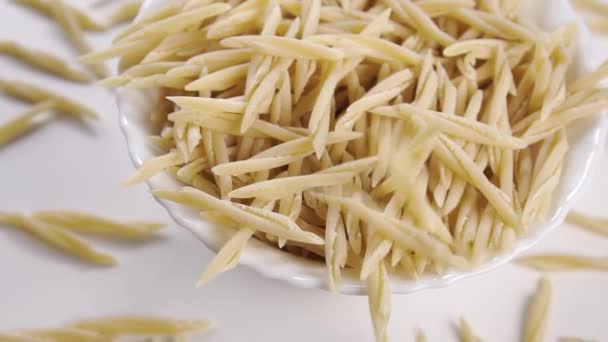 Pasta Trofie Seca Italiana Sin Cocer Que Cae Tazón Blanco — Vídeos de Stock