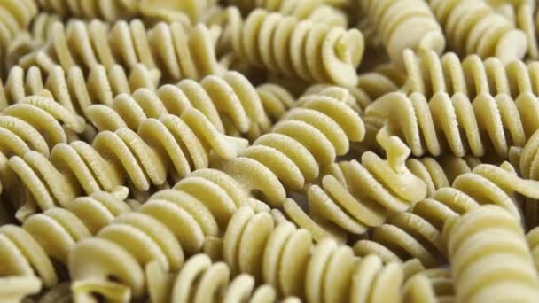 Зелений Овочевий Сирий Італійський Fusilli Pea Pasta Макро Обертання Вільна — стокове відео