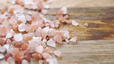 Himalaya kaba mineral baharatlı tuz kırsal ahşap bir yüzeyde. Makro. Dolly vurdu..