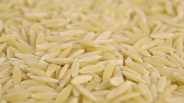 Kurumuş bütün arpa ağır çekimde yığının üzerine düşüyor. Makro. Döndürme