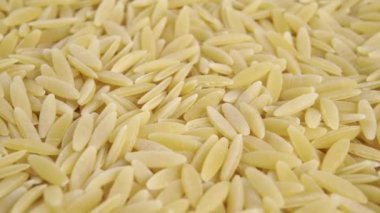 Çiğ arpa tohumlarını yakından soydum. Döndürme. Makro çekim