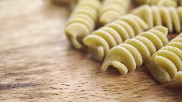 Fusilli Italiaanse Ongekookte Pasta Groene Erwt Macaroni Een Houten Keukenbord — Stockvideo
