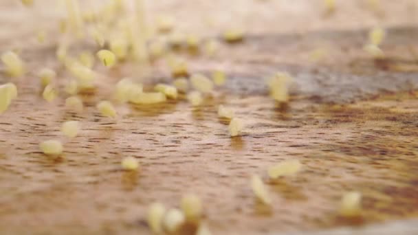 Kuru Buğday Taneleri Ahşap Bir Kırsal Yüzeye Düşüyor Ağır Çekim — Stok video