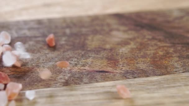 喜马拉雅山的岩石盐在粗糙的木头表面上 缓慢下落的橙色粉色晶体 Dolly Shot — 图库视频影像