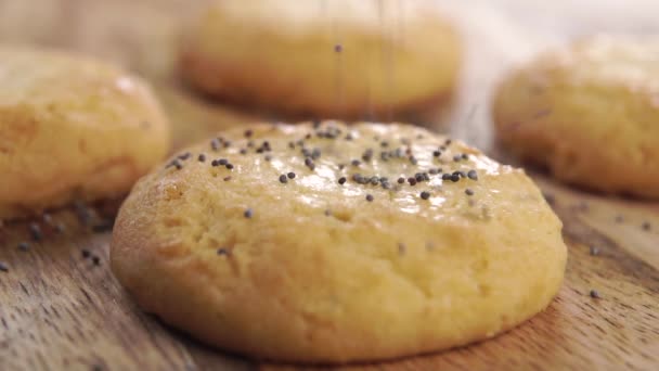 罂粟飘落在新鲜的自制圣诞饼干上 动作缓慢 宏观射击 在木制的背景上 烹调烤甜食 — 图库视频影像