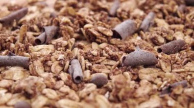 Çiğ yulaf ezmesi ve çikolata parçaları. Makro. Dolly vurdu. Organik müsli.