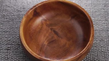 Organik biyolojik çözünür bambu ahşap kaşık takımı yavaş çekimde boş bir kaseye düşüyor. Kapatın. Ekolojik geri dönüşüm kavramı