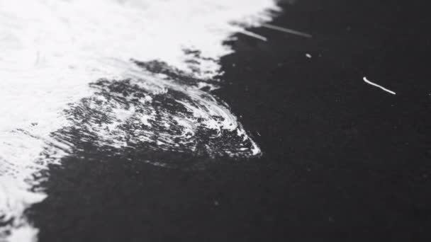 Golpe Bagunçado Tinta Branca Uma Superfície Grunge Papel Preto Esfregaço — Vídeo de Stock