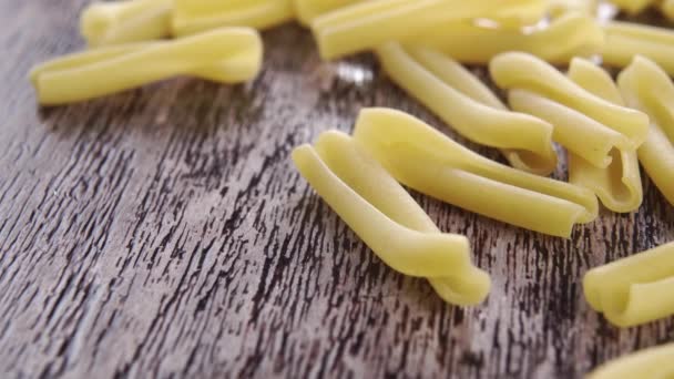 Rohe Gelbe Casarecce Pasta Auf Rustikalem Holzbrett Makro Dolly Erschossen — Stockvideo