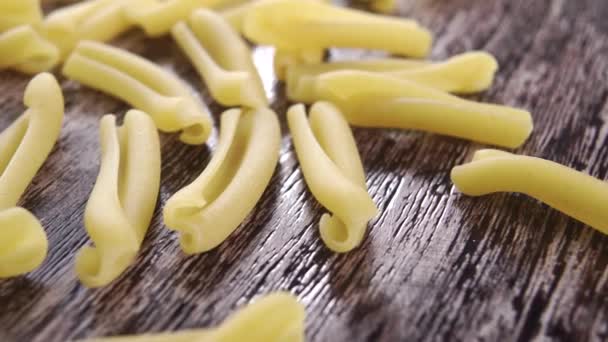 Casarecce Pasta Italiana Tradicional Sobre Una Tabla Madera Texturizada Macro — Vídeo de stock