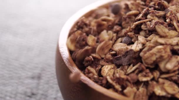 Natuurlijke Granola Met Chocolade Chips Tarwekiemen Houten Kom Vallende Bruine — Stockvideo