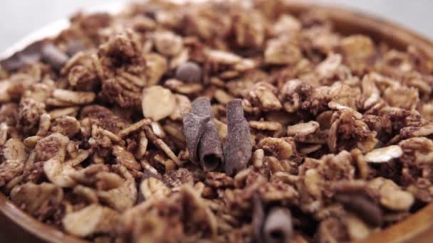 Granola Gandum Mentah Dengan Butir Coklat Dalam Mangkuk Kayu Muesli — Stok Video