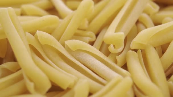 Włoski Niegotowany Makaron Casarecce Makro Obrót Pomysł Kuchni Śródziemnomorskiej — Wideo stockowe