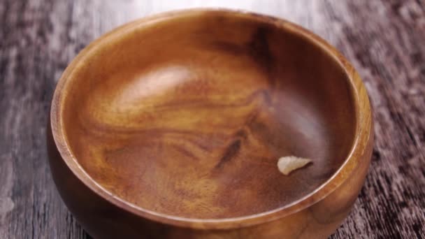 Ungekochte Getreideflocken Aus Dinkel Fallen Eine Rustikale Schüssel Aus Rohem — Stockvideo