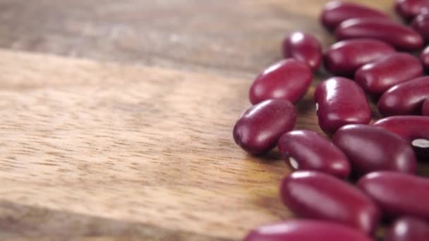 Frijoles Rojos Una Superficie Rústica Con Textura Madera Macro Legumbres — Vídeos de Stock