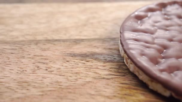 Knuspriger Schokoladen Reiskuchen Auf Rustikalem Holz Makro Dolly Erschossen Ernährungskonzept — Stockvideo